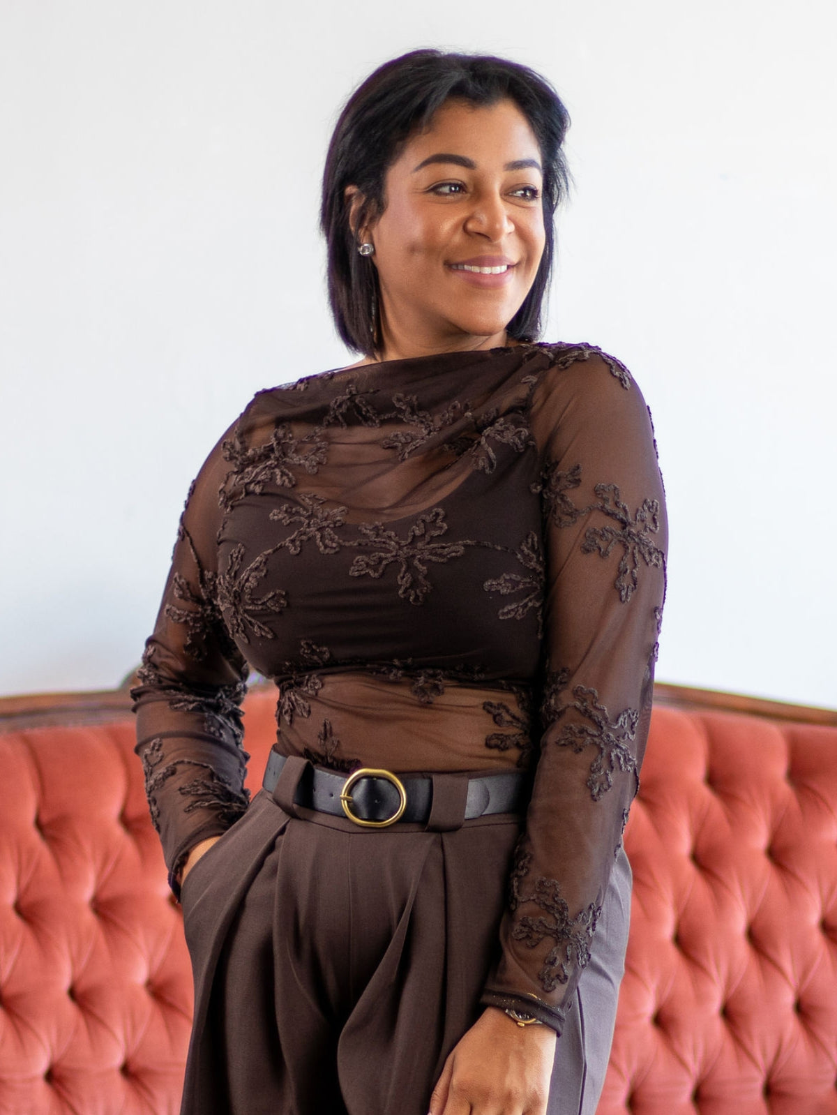 Top de manga larga con transparencias y bordado marrón