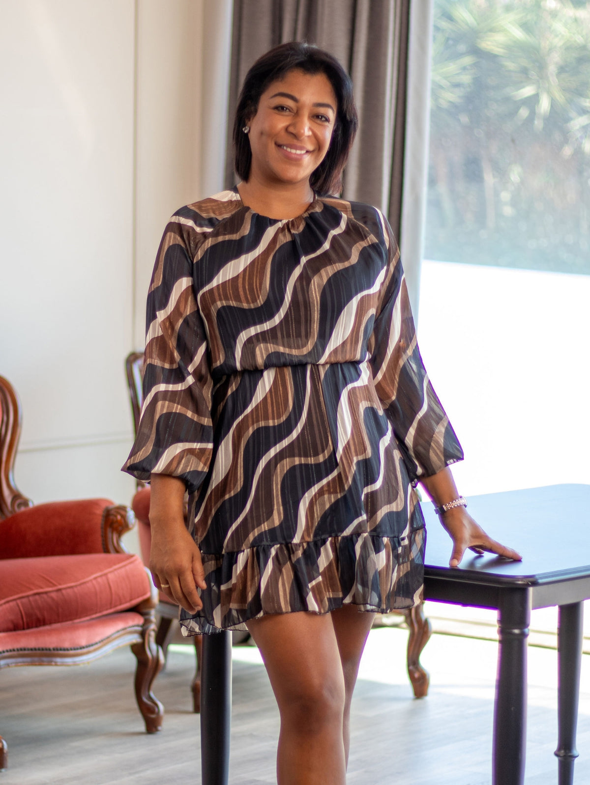 Vestido mini estampado en tonos marrones