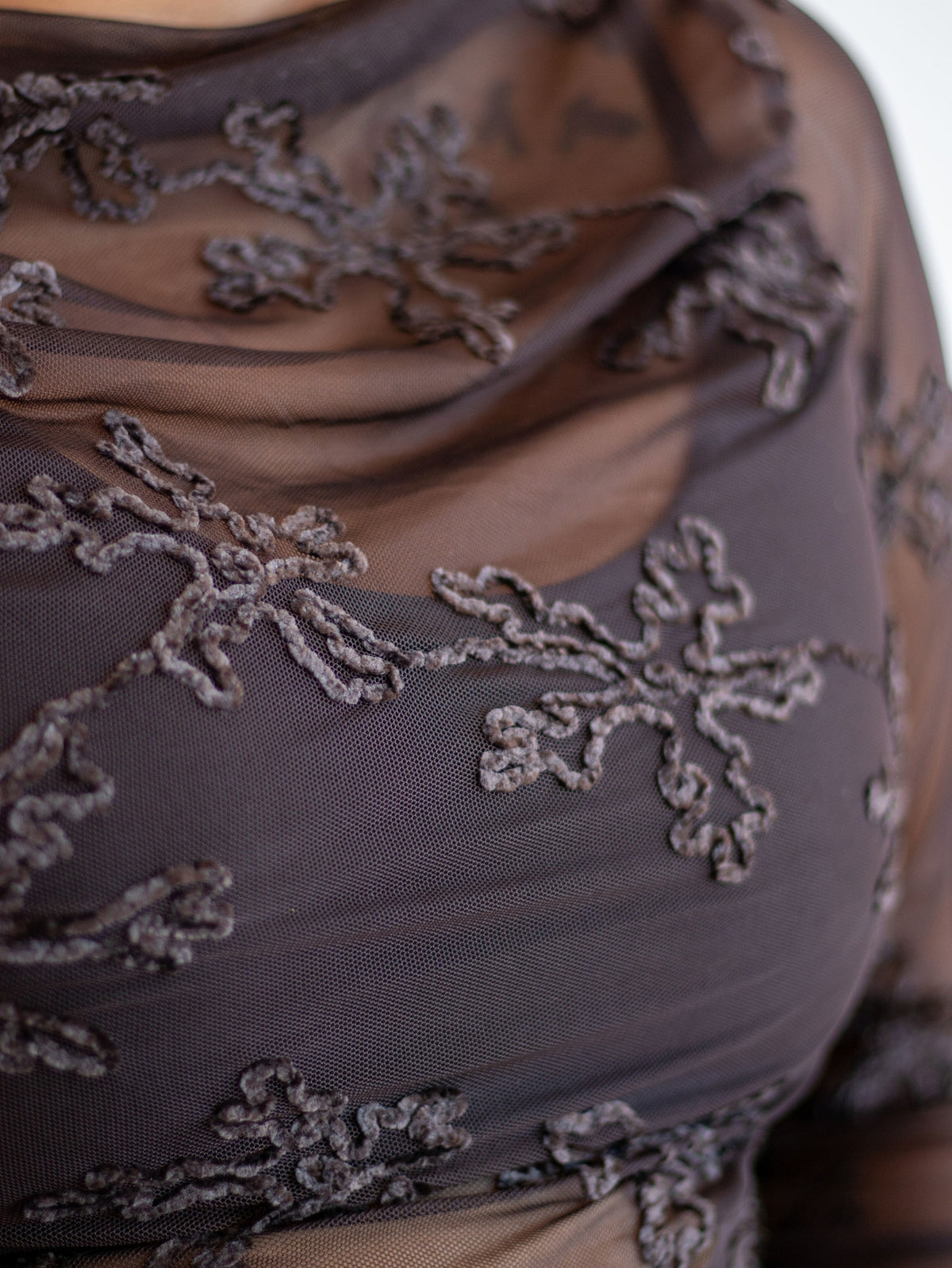 Top de manga larga con transparencias y bordado marrón